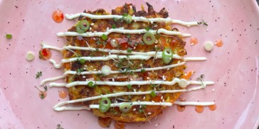 Japanske okonomiyaki pandekager med spidskål