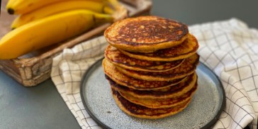 Luftige bananpandekager med havregrød