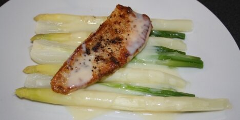 Fisk med asparges, forårsløg og citronsauce kan f.eks. serveres som en rigtig flot forret.