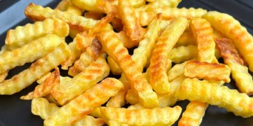 Frosne bølge pommes frites i airfryer