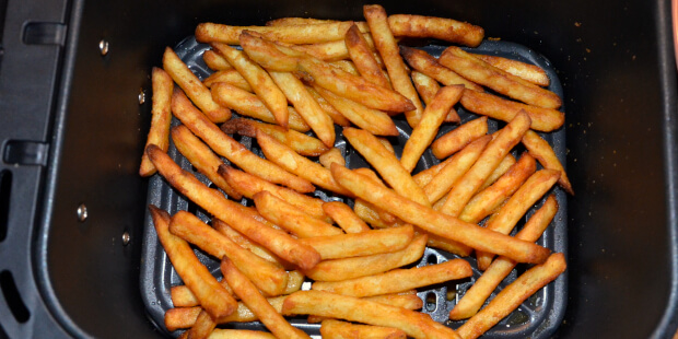 Tynde pomfritter i airfryer-kurven