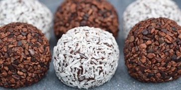 Sunde romkugler med dadler og mandler rullet i kokosmel og kakaonibs