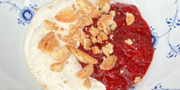 Dessert med frosne jordbær, vaniljecreme og makroner