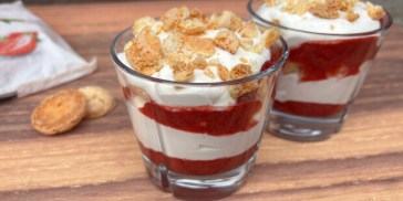 Jordbærtrifli med jordbærgrød af frosne bær