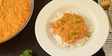 Gryderet med hakket kylling serveret med ris