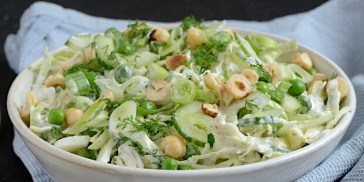 Lækker spidskålssalat med cremet dressing.