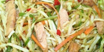 Kålen og kyllingen er suppleret med gode og sunde ingredienser.