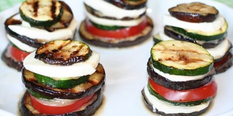 Op Konserveringsmiddel Råd Tilbehør med aubergine, squash, tomat og mozzarella