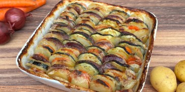 Kartofler og grøntsager flot anrettet i fad med fløde