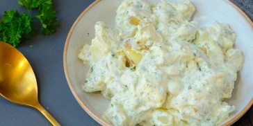 God gammeldags kartoffelsalat med cremet dressing.