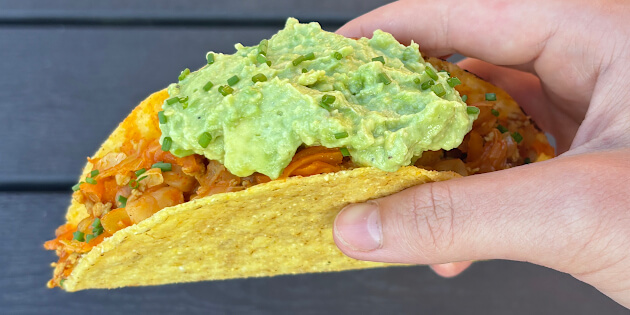 Tacos fyldt med hakket kyllingekød og spidskål