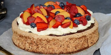 Sommerkage med creme og frugt