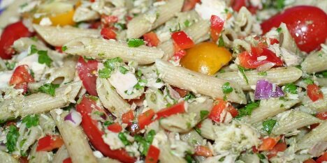 Simpel pastasalat med lækre ingredienser.