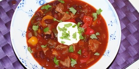 Her er chili con carne'n serveret med en klat creme fraiche og frisk koriander.