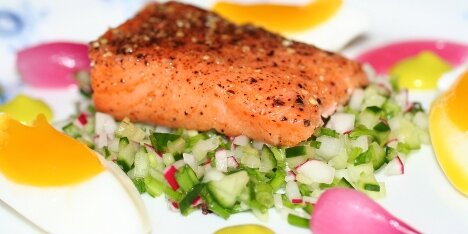 Anrettet på en simpel salatbund af agurk og radiser.