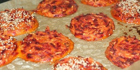 Burgerbollerne på bagepladen.