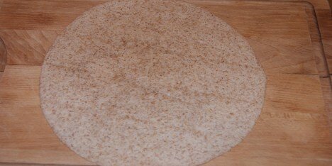 Tortillapandekagen lægges ud på bordet.