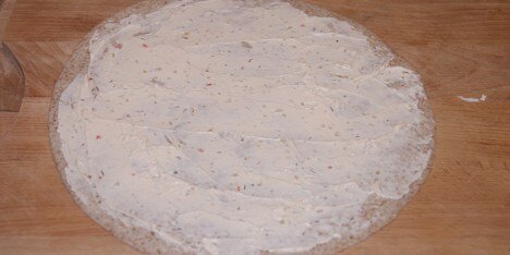 Pandekagen smøres med lækker flødeost